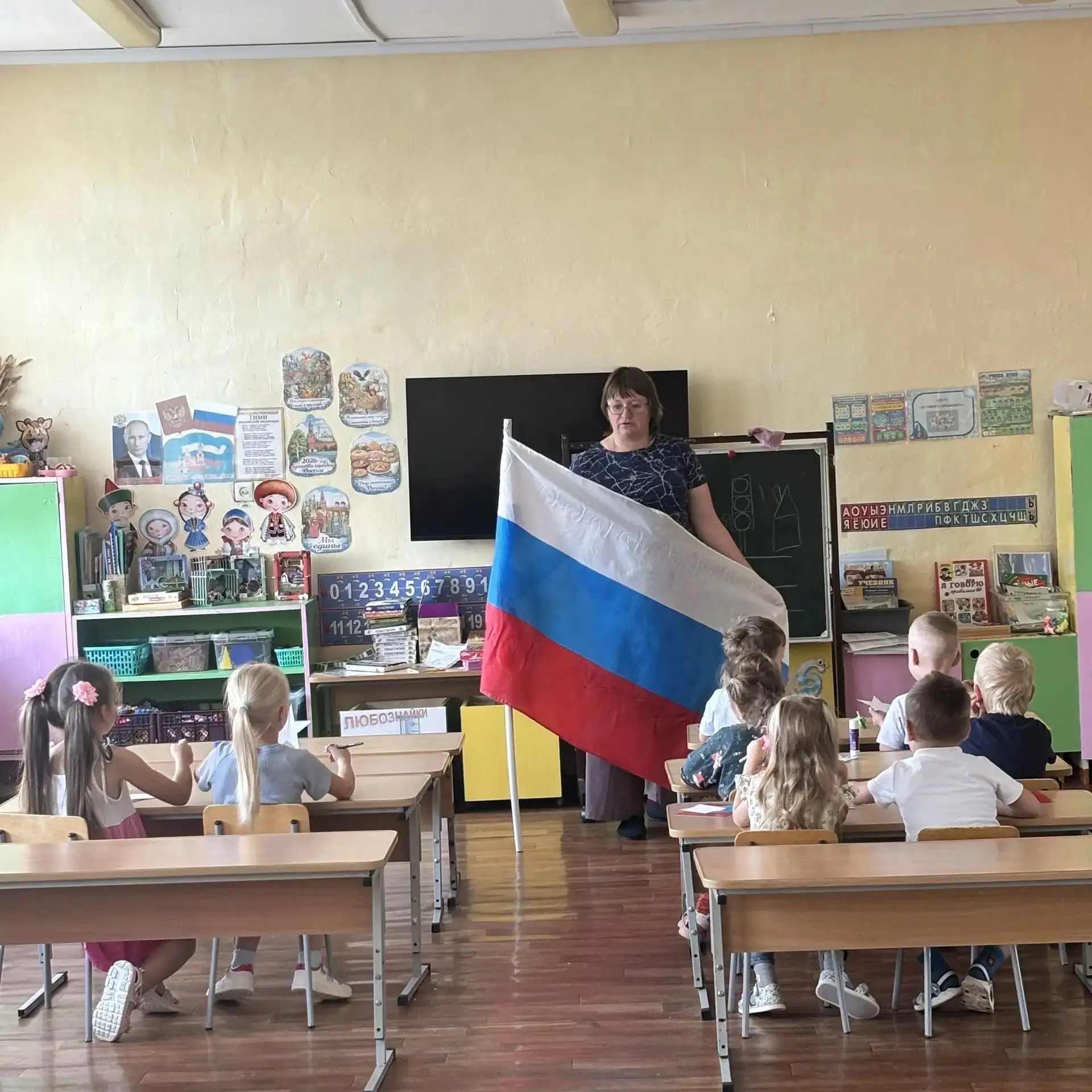 В преддверии Дня Государственного флага РФ в нашей старшей группе прошла тематическая б...
