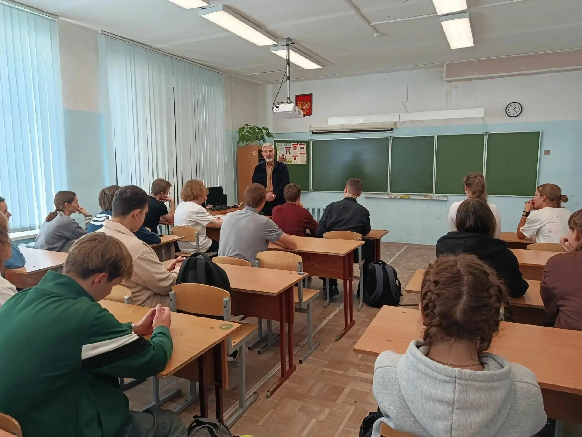 1октября в ЦО «Борисоглебской школы № 2» встречу со школьниками старшего класса провел ...