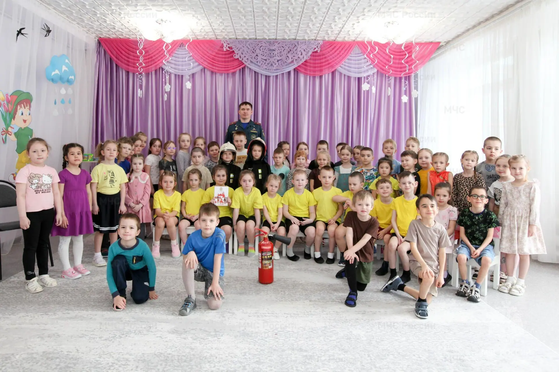🏃‍♂️ Зарядка с настоящими спасателями!  Малыши в настоящей экипировке пожарных старательно повторяли