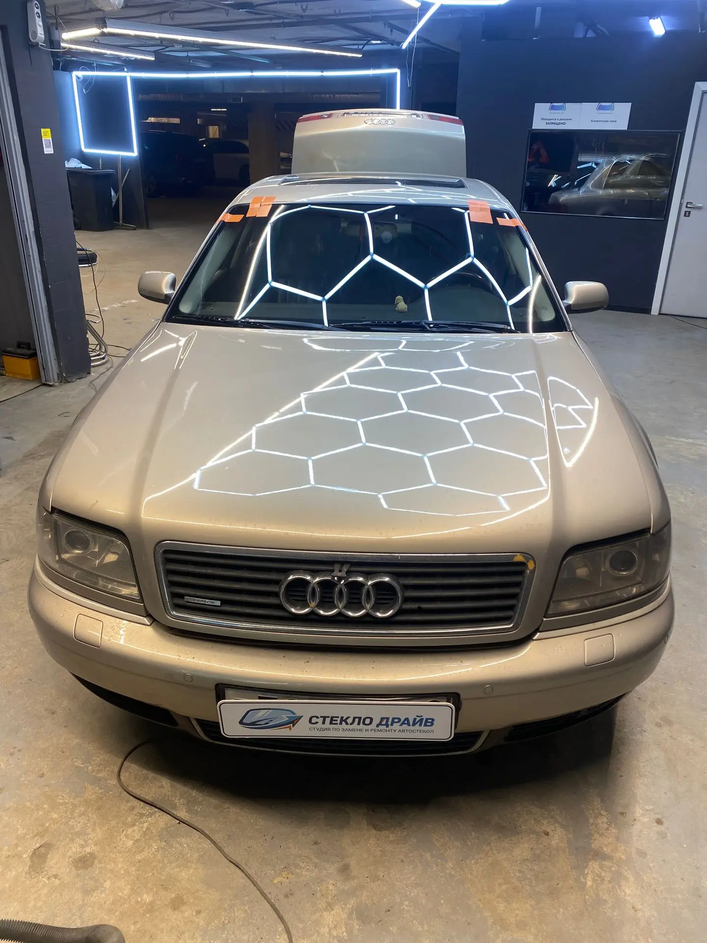 Оживляем легенду: Audi A8 D2 (1999) с новым лобовым стеклом 🖤🔧

Сегодня к нам приехал не просто ав