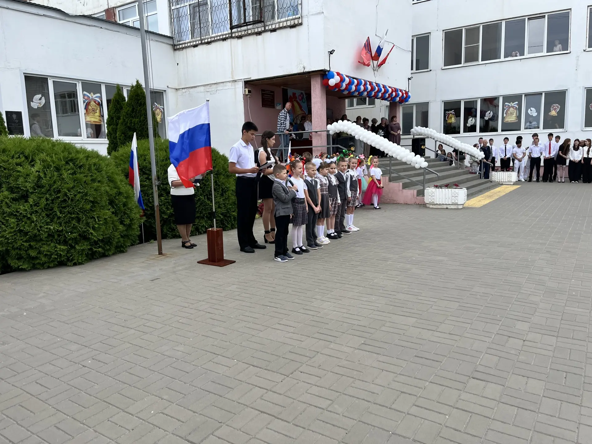 🔔 Вот и прозвенел последний звонок в гимназии № 10!  Сегодня — особенный день: наши выпускники попро