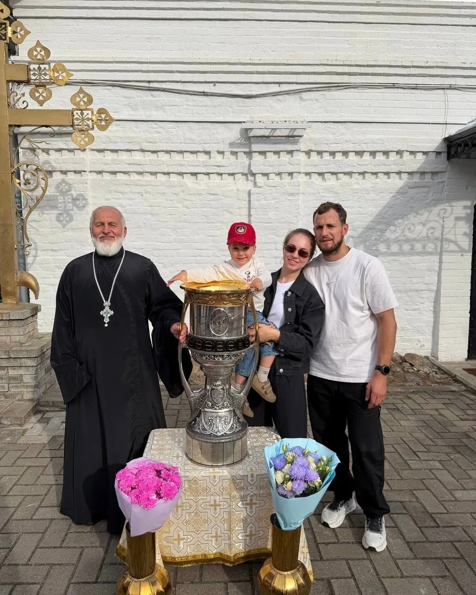 Ещё немного снимков от капитана 📸

Вместе с Кубком Гагарина Александр Елесин побывал в храмах Яросл