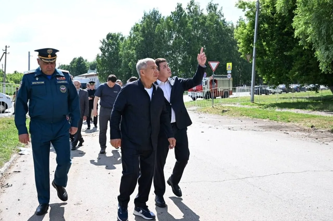 🏠 Раис Татарстана посетил многоэтажку в Нижнекамске, пострадавшую после атаки БПЛА.

Главе района и