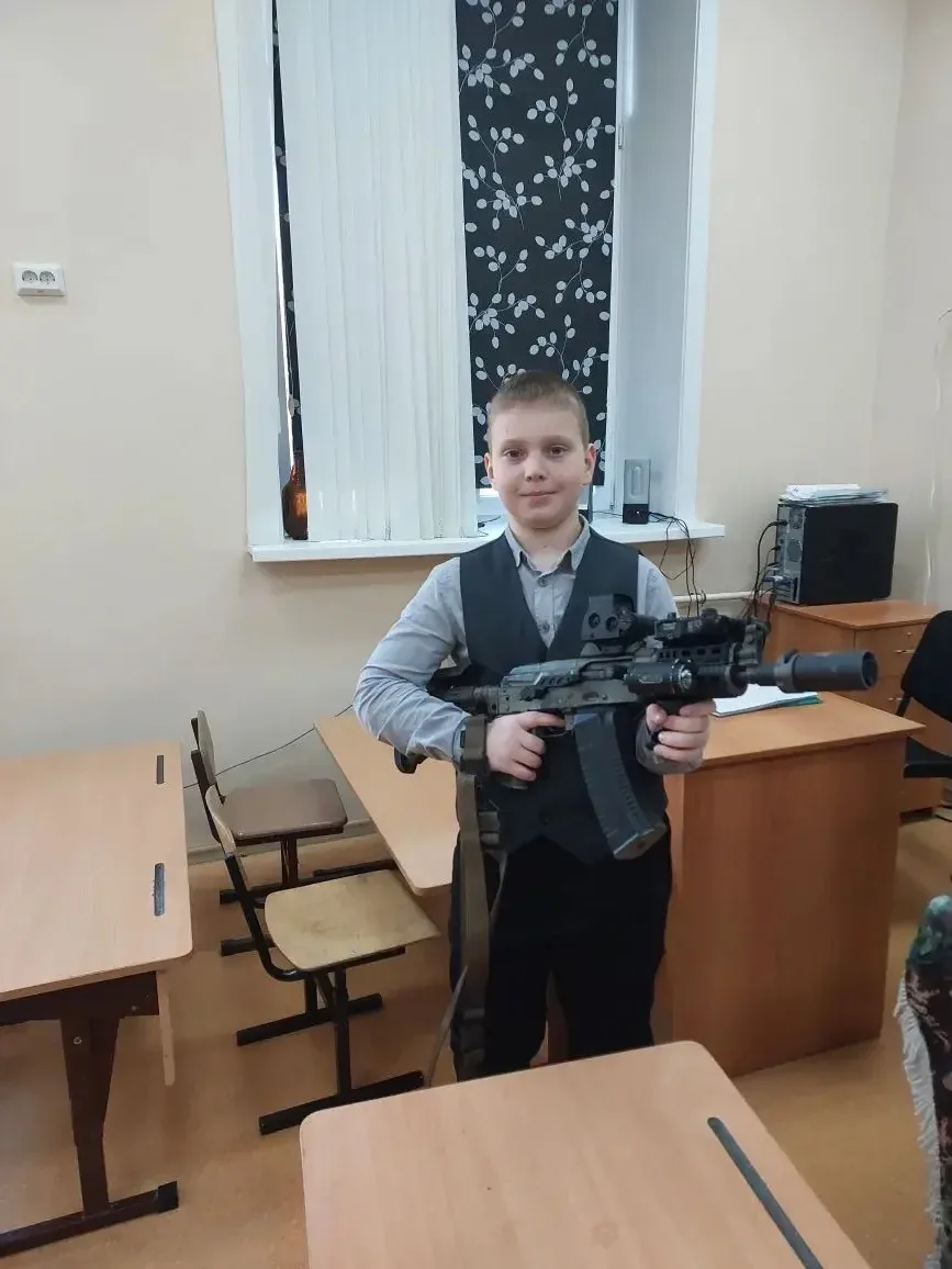 Сегодня во втором корпусе прошёл урок Мужества!  На встречу с ребятами пришли сослуживцы Андрея Коса