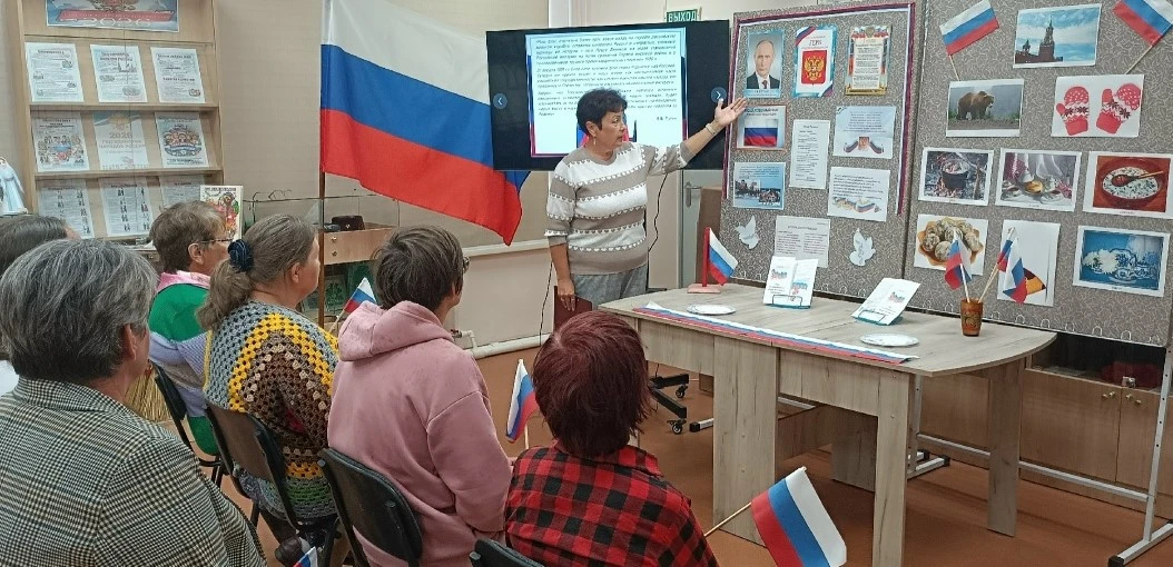 В честь Дня Государственного флага Российской Федерации в краеведческом музее посёлка С...