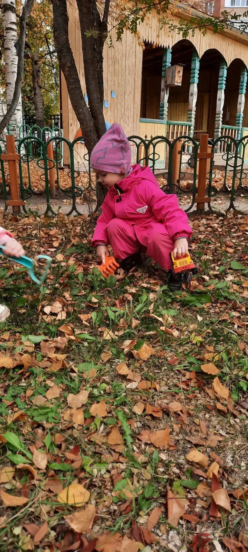 😁Наслаждаемся тёплыми, осенними 🍂 деньками  🌞Приучаемся к труду, собираем листья 🍁�...