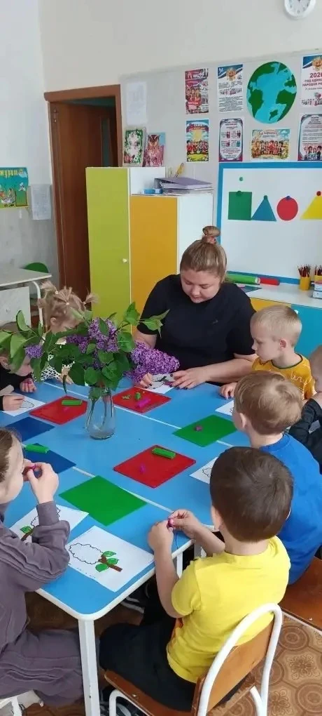 Средняя группа лепка "Веточка сирени ".