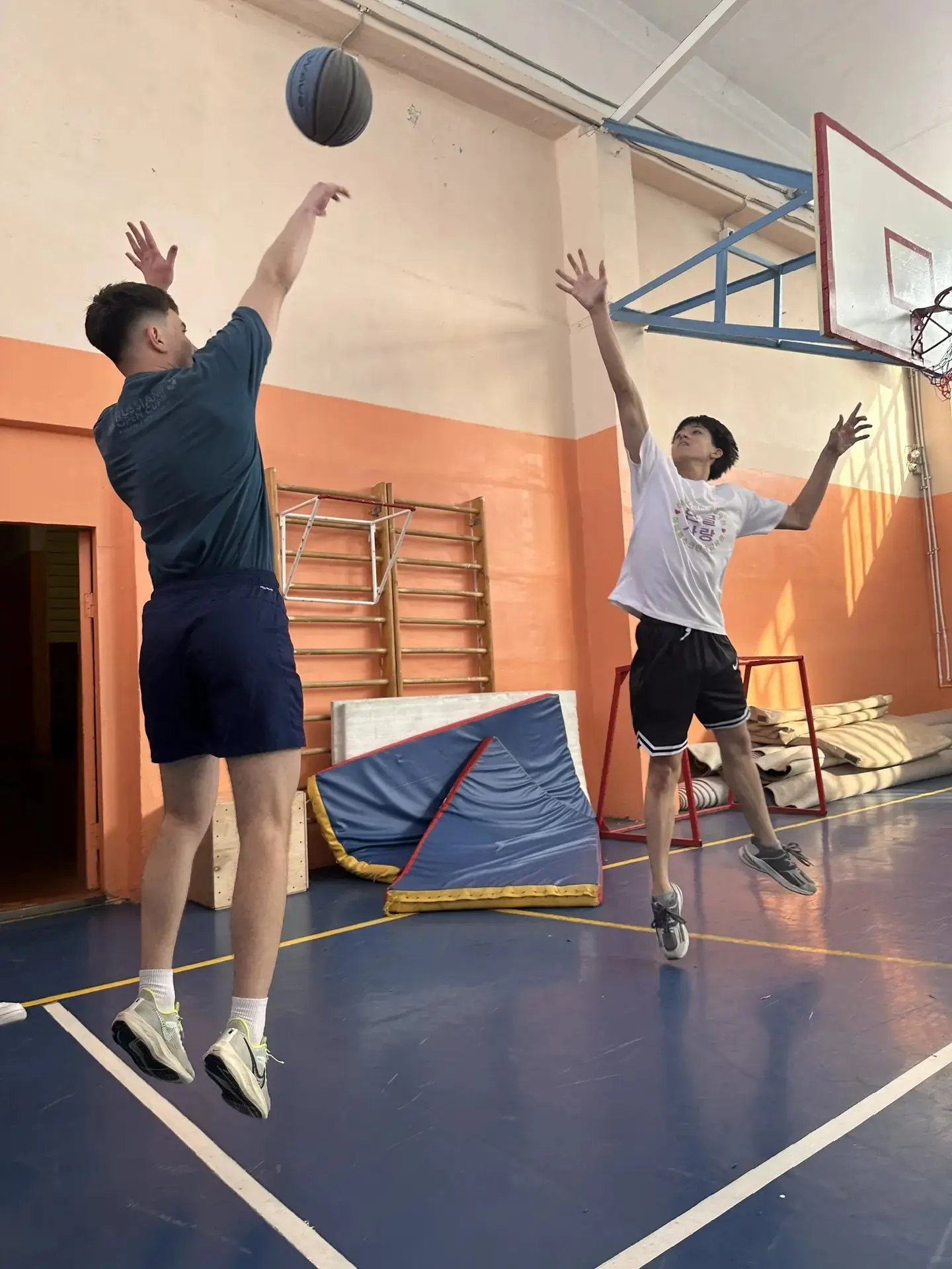 🏀В втором корпусе прошла товарищеская встреча по баскетболу среди учеников 10 класса и выпускников н