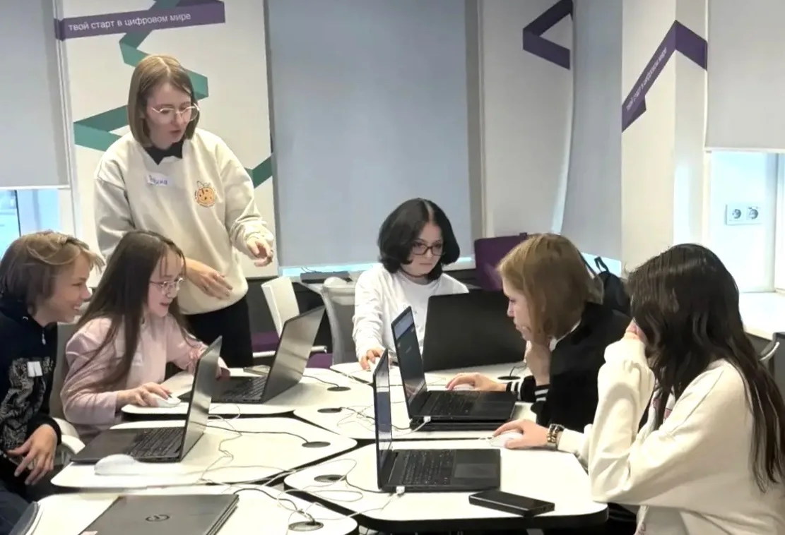 ИТ-ТРЕНАЖЁРКА 👨‍💻Семиклассники, участники городского проекта «ИТ-вертикаль», освоили веб-дизайн на м