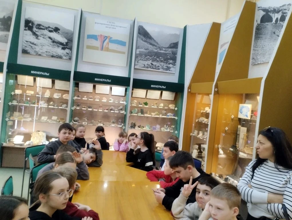 Сегодня ученики 3 "Б" класса отправились в увлекательное путешествие в Краевой музей Прозрителева и 