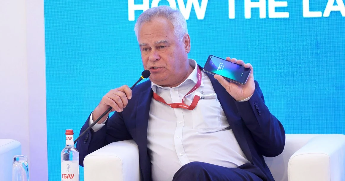 📱 Евгений Касперский представил смартфон на полностью отечественной ОС

На Петербургском международ