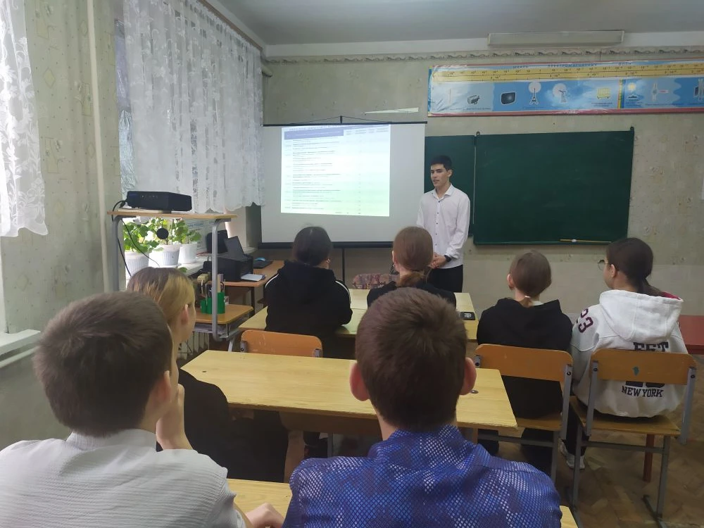 Встреча с выпускником

23 марта для учащихся 7–9 классов прошла встреча с выпускником нашей школы — 