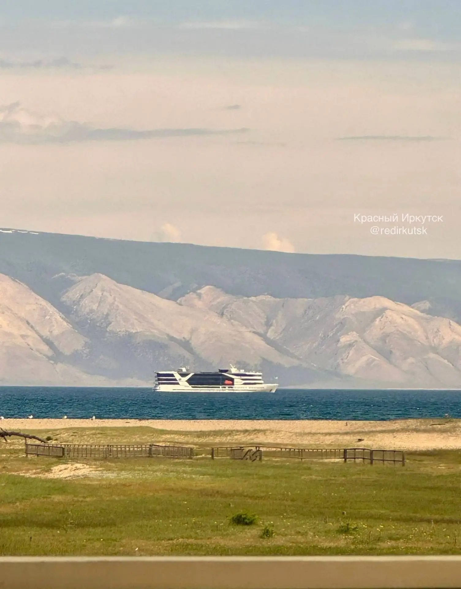 Круизный лайнер на фоне острова Ольхон.

📸 Красный Иркутск