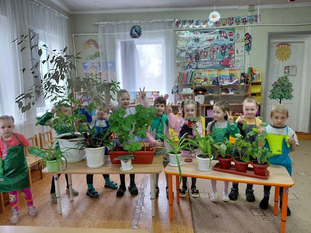 "Зеленый патруль"- так ребята назвали себя во время полива и ухода за комнатными растениями в группе