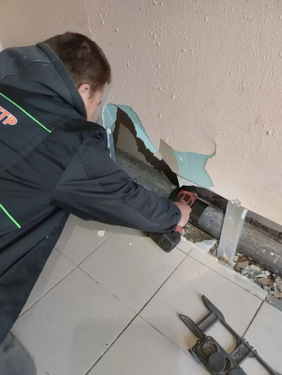 Замена аварийной трубы ливневой канализации из подъезда с разбором брусчатки и врезкой ...