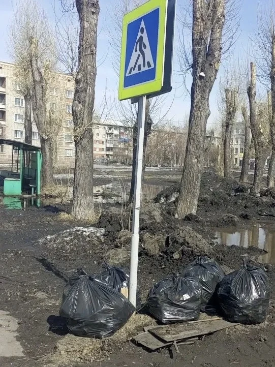 Коммунальщики "в деле".  На большой территории у дома по ул. Маяковского, 2а, где расположен "зелены