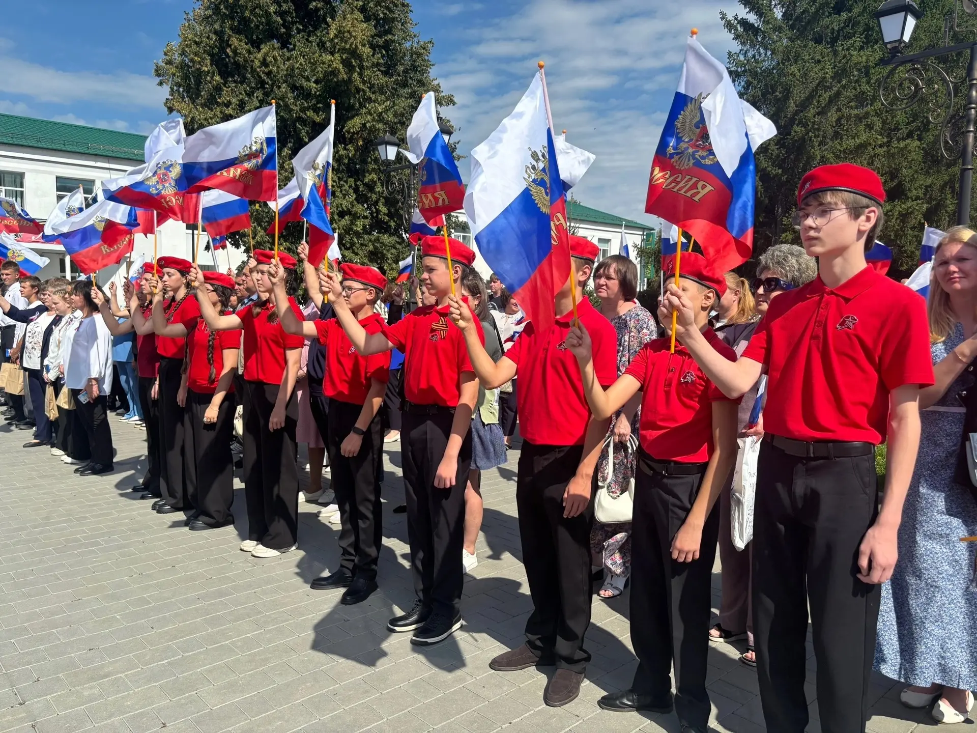 Три цвета-одна судьба. День флага РФ. 🇷🇺 Юнармейцы 8 а класса( Затеева Т.А.).,активис...