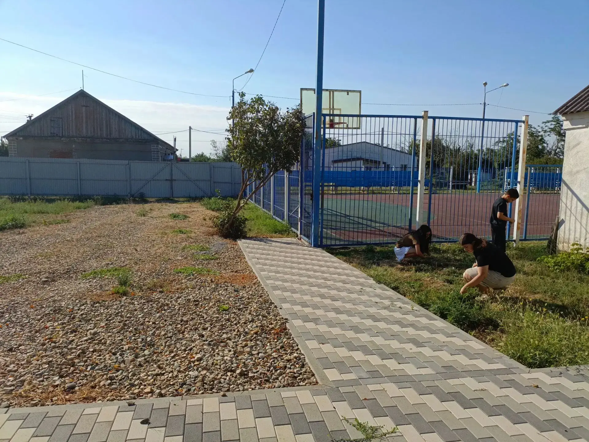 Ребята продолжают работу на пришкольном участке 🌿🌼🌳