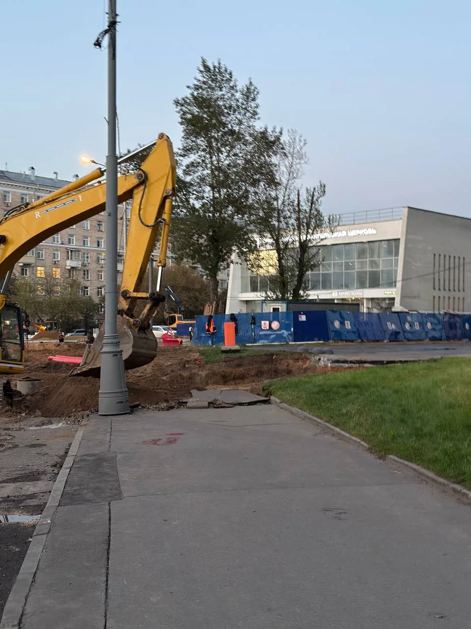 💬Горячее лето на перекрёстке у Новоалеексеевской и Маломосковской плавно перешло в жар...