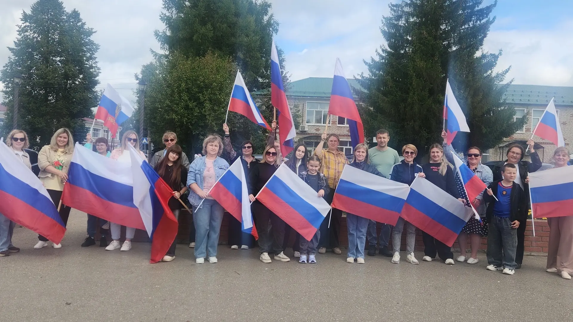 🇷🇺 В едином строю: педагоги, ученики и родители нашей школы приняли участие в районно...