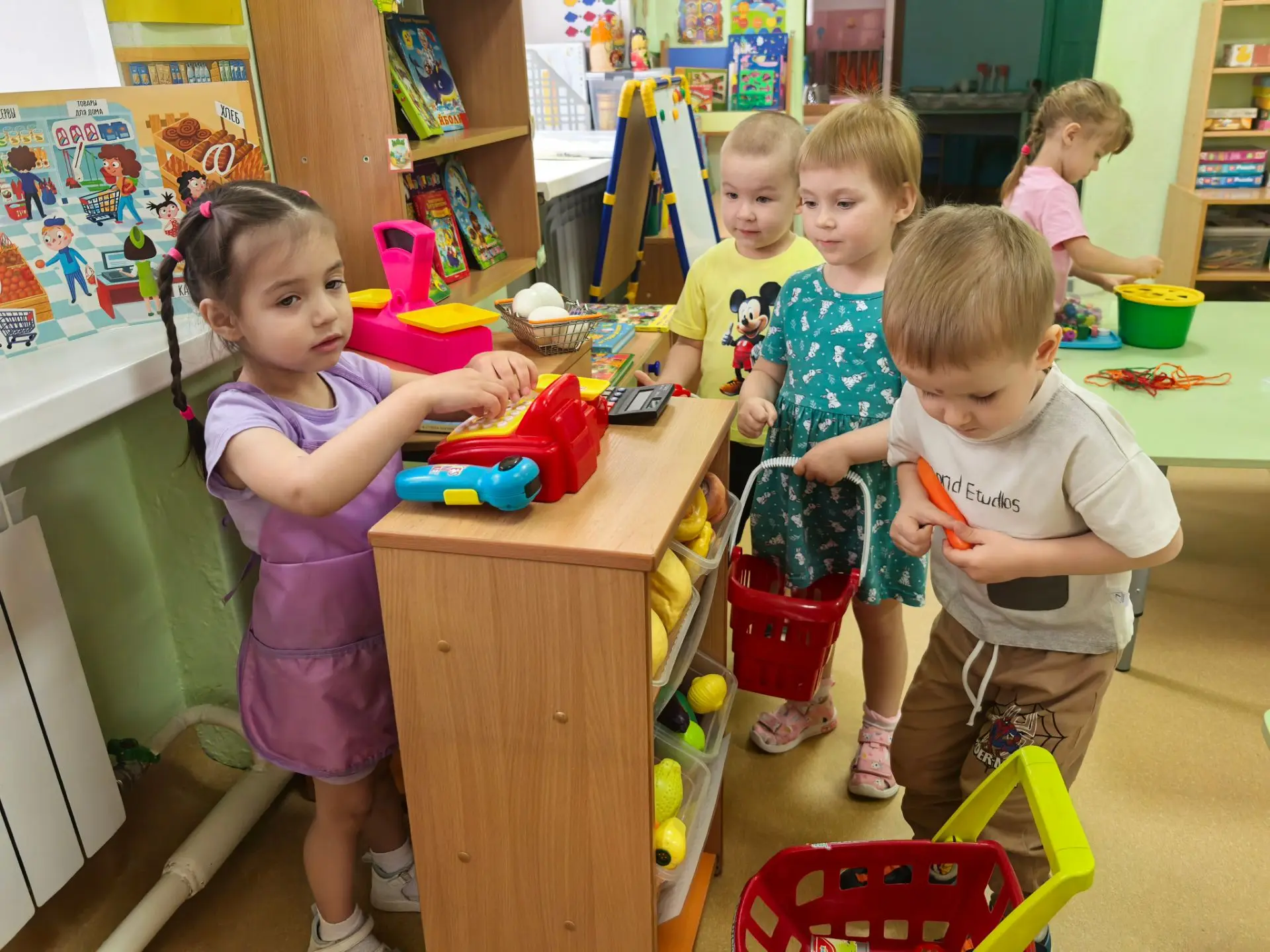 Сегодня малыши группы 6 увлечённо  играли в сюжетно-ролевую игру "Супермаркет". В проце...