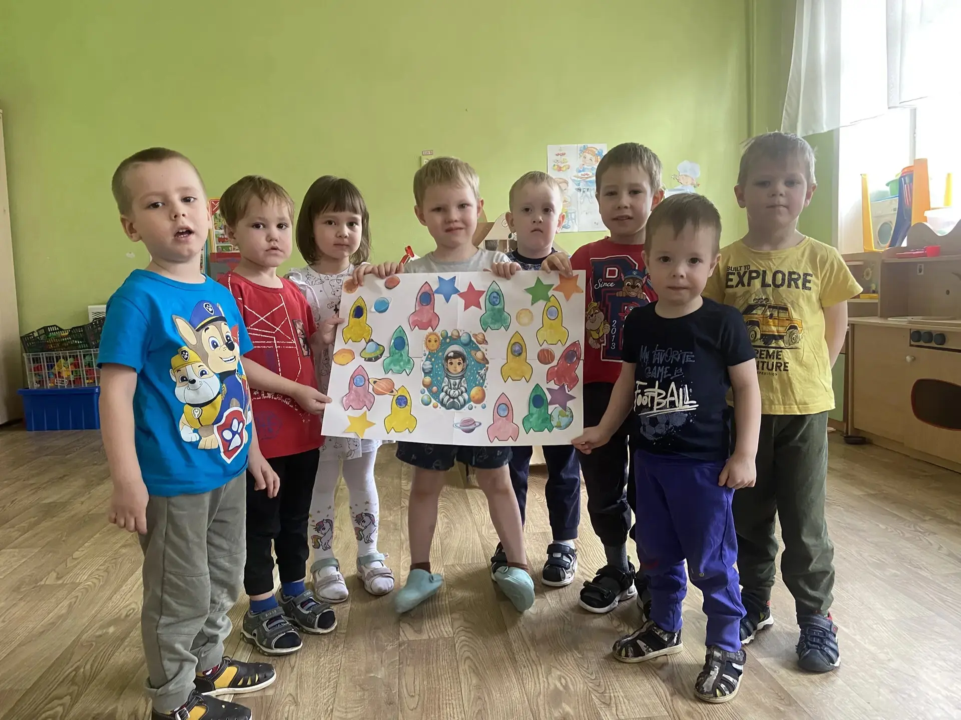 Малыши из группы "Ладушки" с интересом знакомятся с космосом, они выполнили аппликацию ...