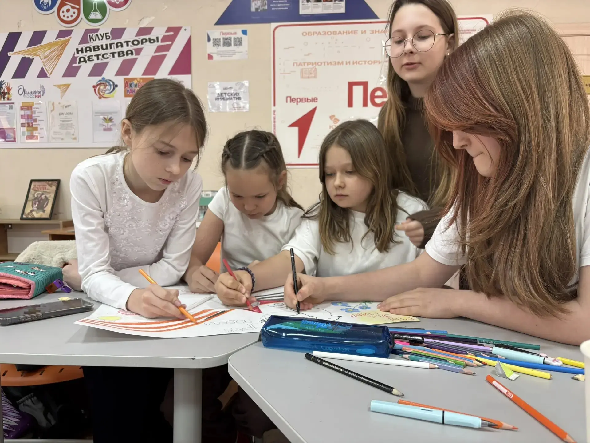 Сегодня после уроков в центре детских инициатив собрались юные художницы — активисты Движения Первых