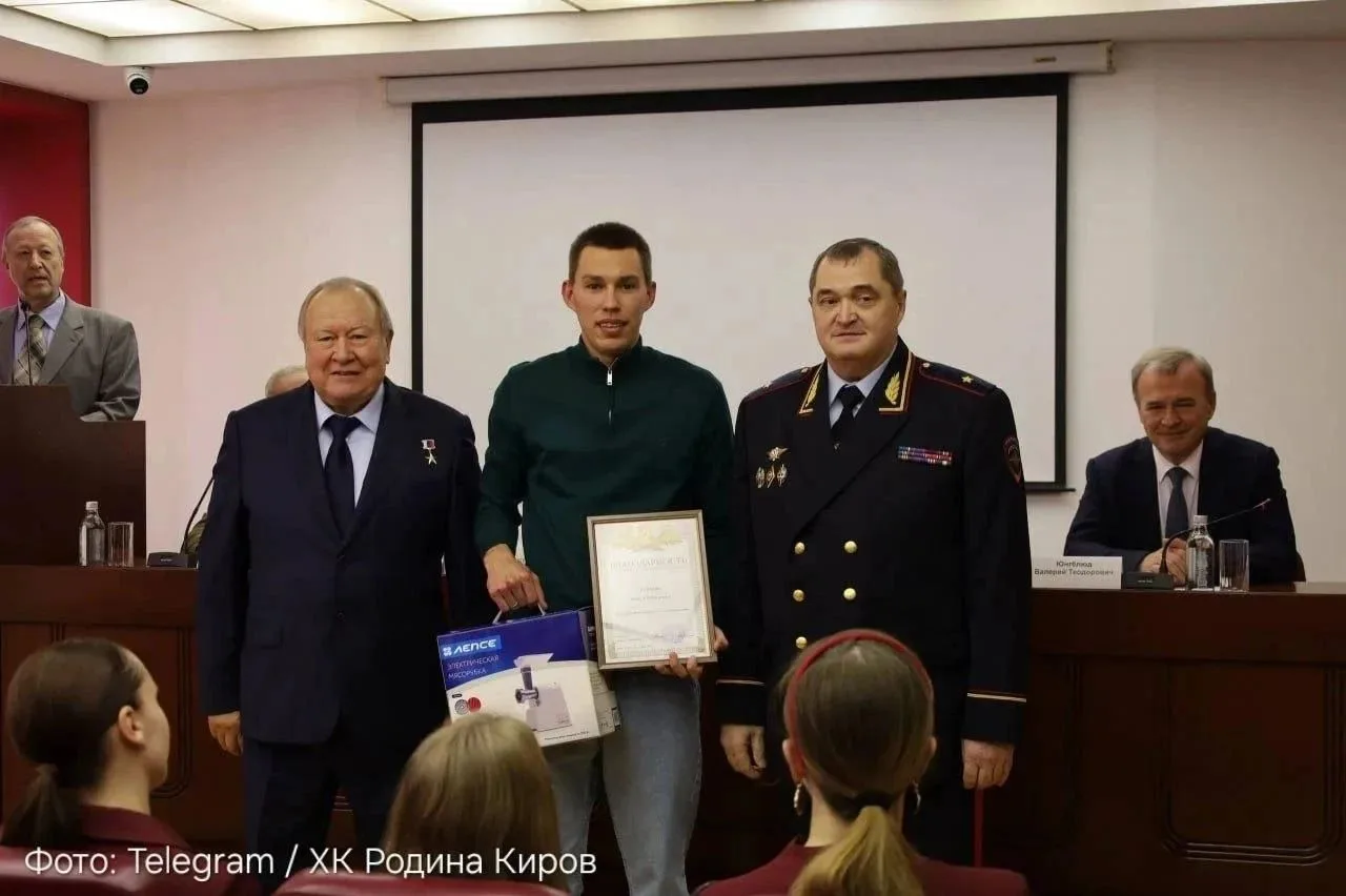 Хоккеист обезоружил грабителя. Вратарь кировской «Родины» Егор Залесов помог остановить...