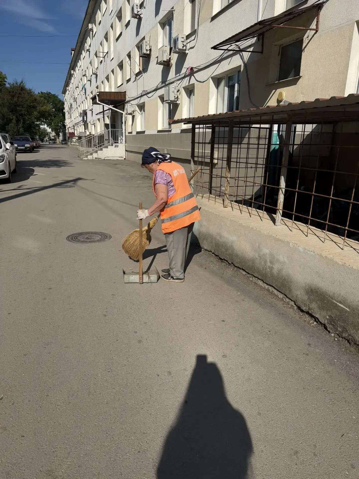 Уборка придомовой территории 06.06.26 г. по ул.Строительная 8а