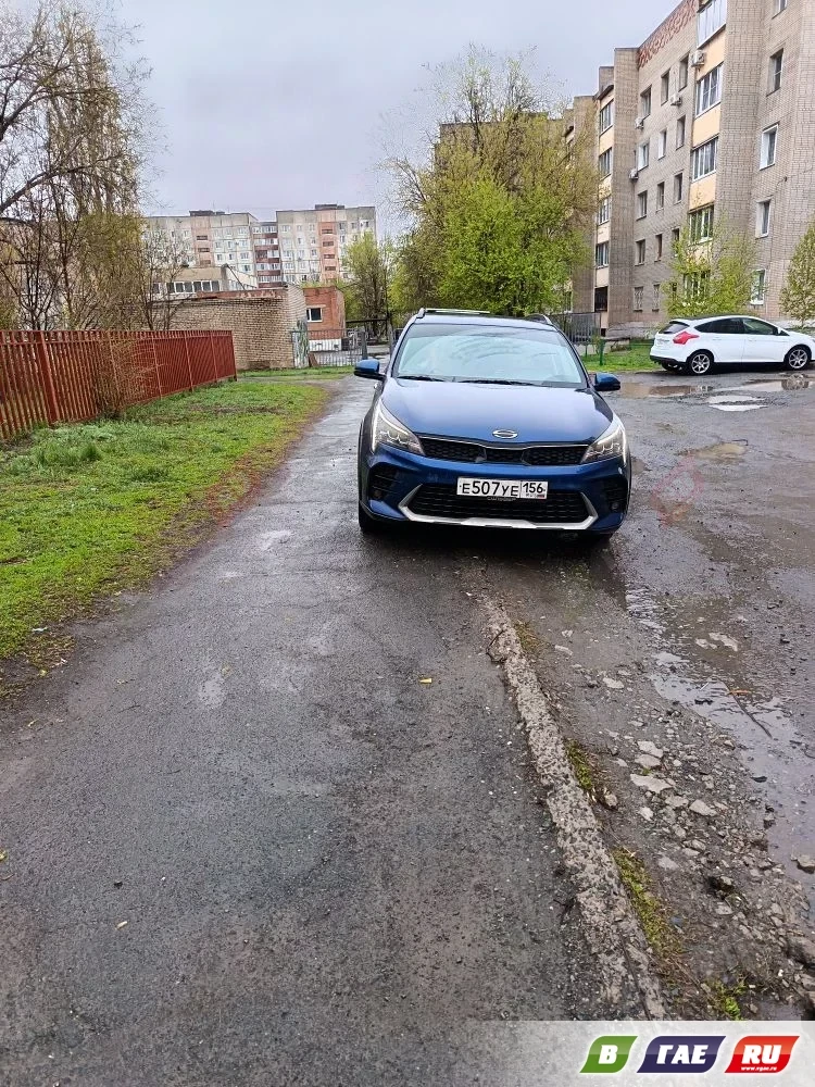 Жительница Гая пожаловалась на наглую парковку прямо на тротуаре.  Конфликт произошел на участке меж