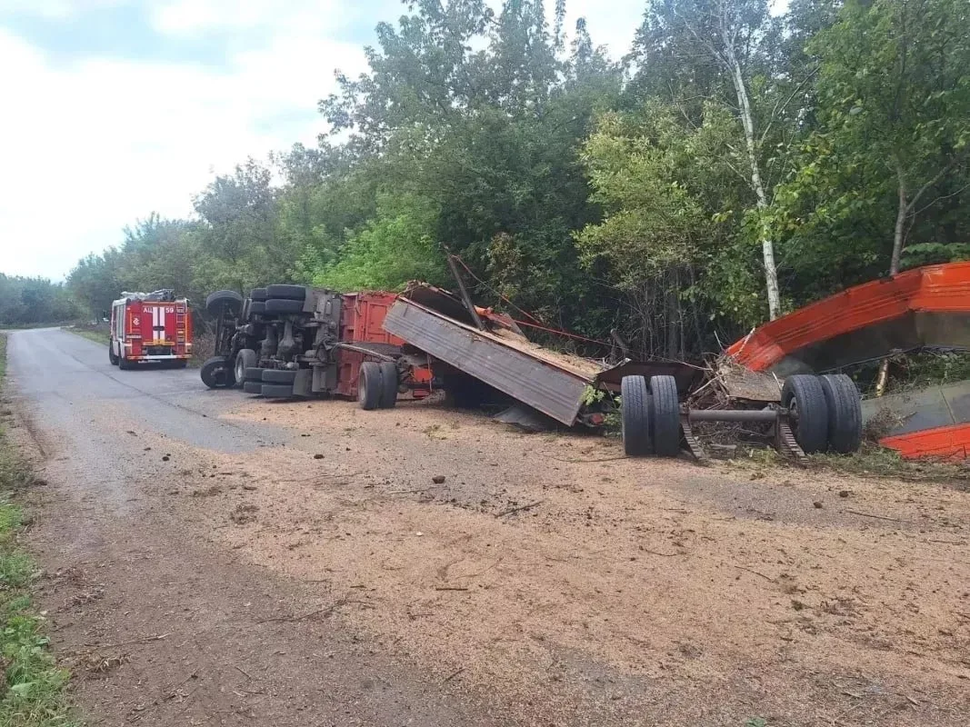 🚛 КАМАЗ с зерном перевернулся на трассе в Башкирии
