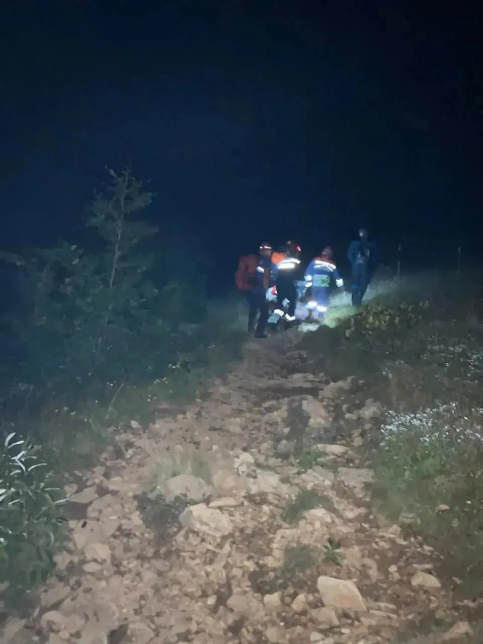 ☑️ Ночью спасатели эвакуировали туристку с отравлением и травмой ноги