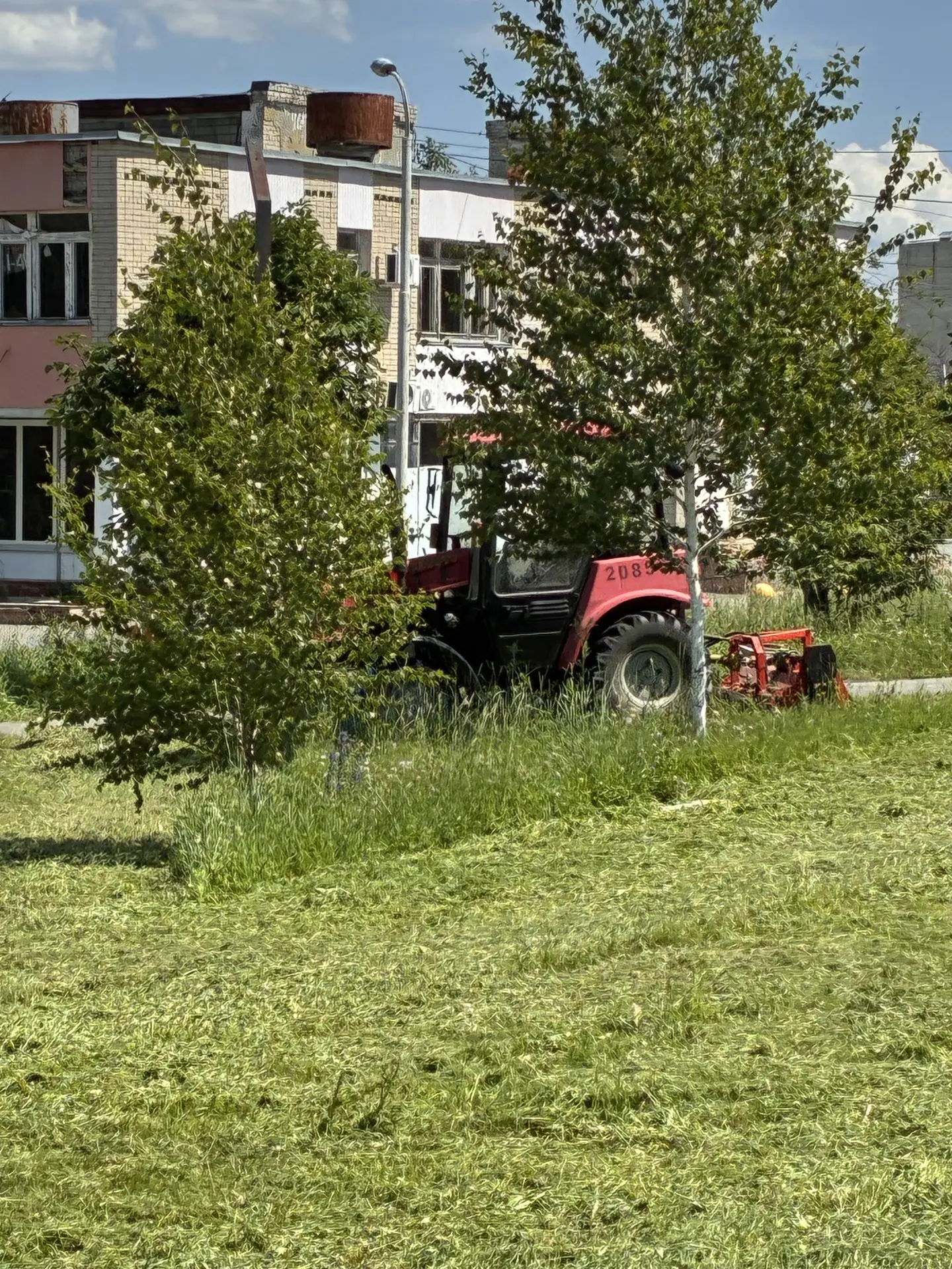 МАУ «Благоустройство» продолжает покос травы на общественных территориях