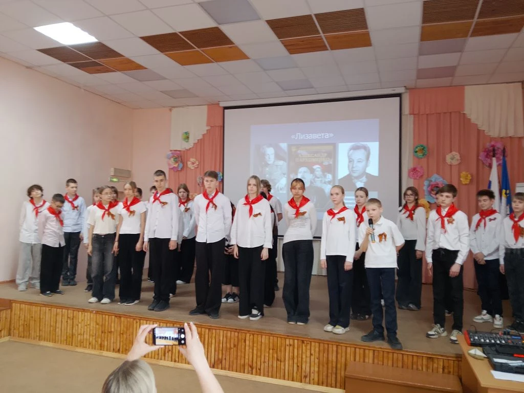 Шестиклассники в проекте Песни Великого Подвига рассказывали об известных песнях, вошедших в кинофил