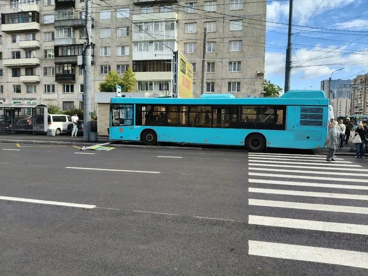 🚍 На Светлановском проспекте водитель лазурного уснул за рулём и врезался в остановку