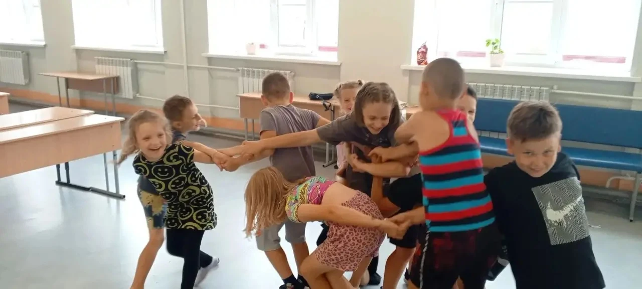 День в пришкольном лагере: море эмоций и полезных привычек! 🎉

Утро началось с торжественной линейк