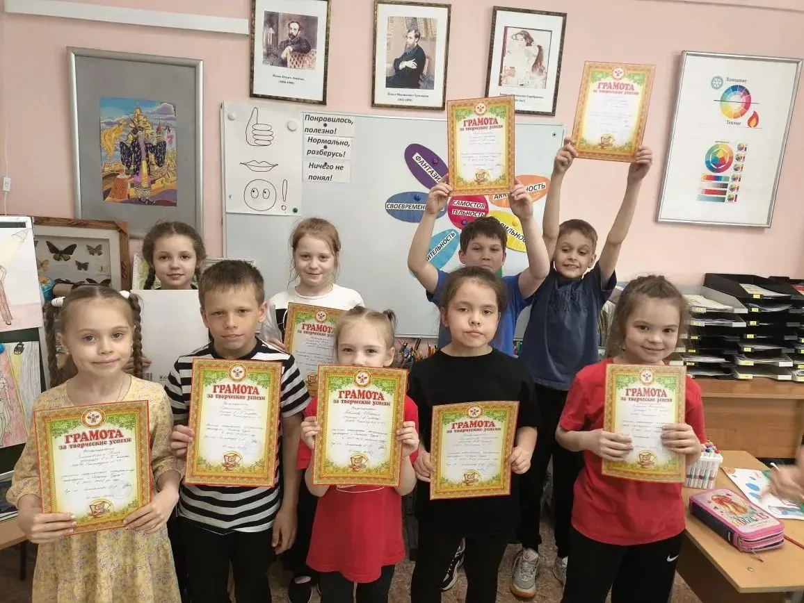 🎨✨ Юные художники изостудии «Страна Чудес» торжественно отметили завершение учебного года! 🎉  Этот г