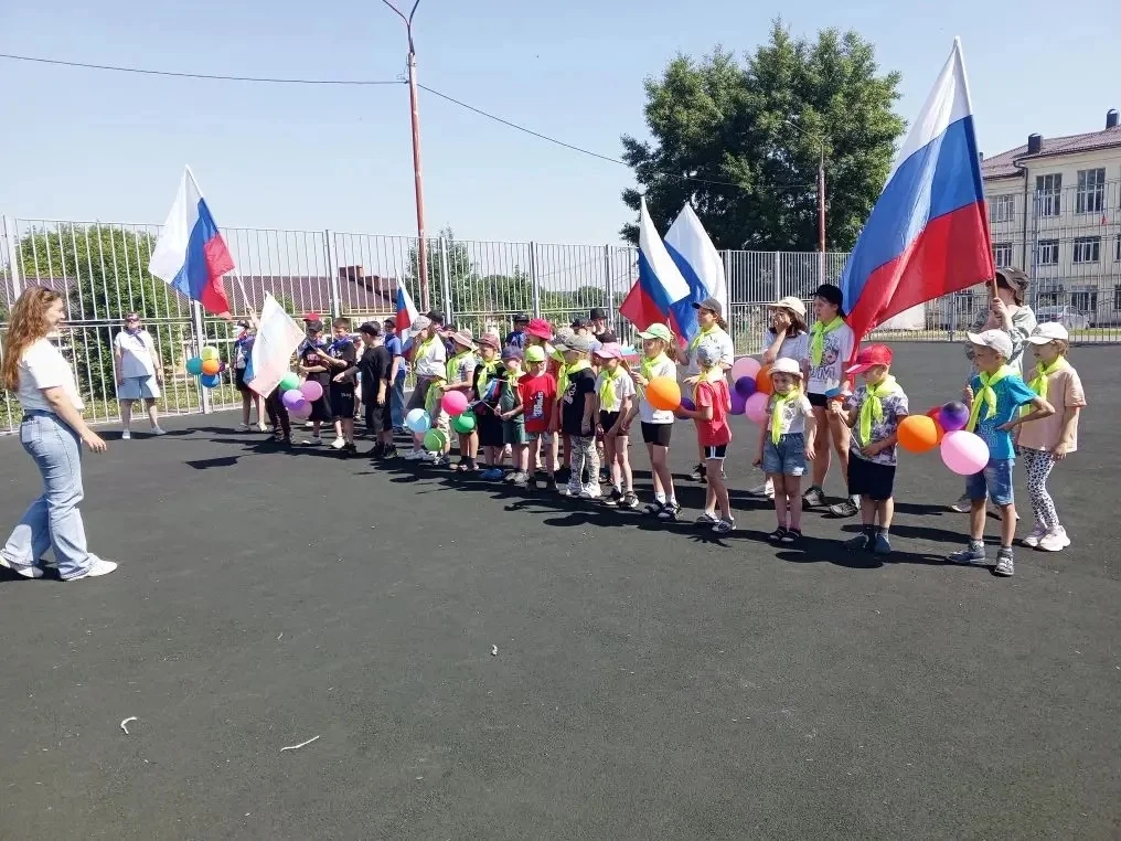 10 июня МБУК клуб «Шахтера» Киселевского городского округа провел мероприятие «Вперед, Россия!» праз