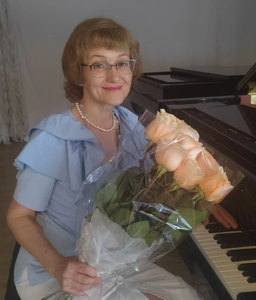 "НАШИ ЮБИЛЯРЫ"
💐🎹🎶
Добрый взгляд лучистых глаз, очаровательная улыбка, исключительная доброжелате