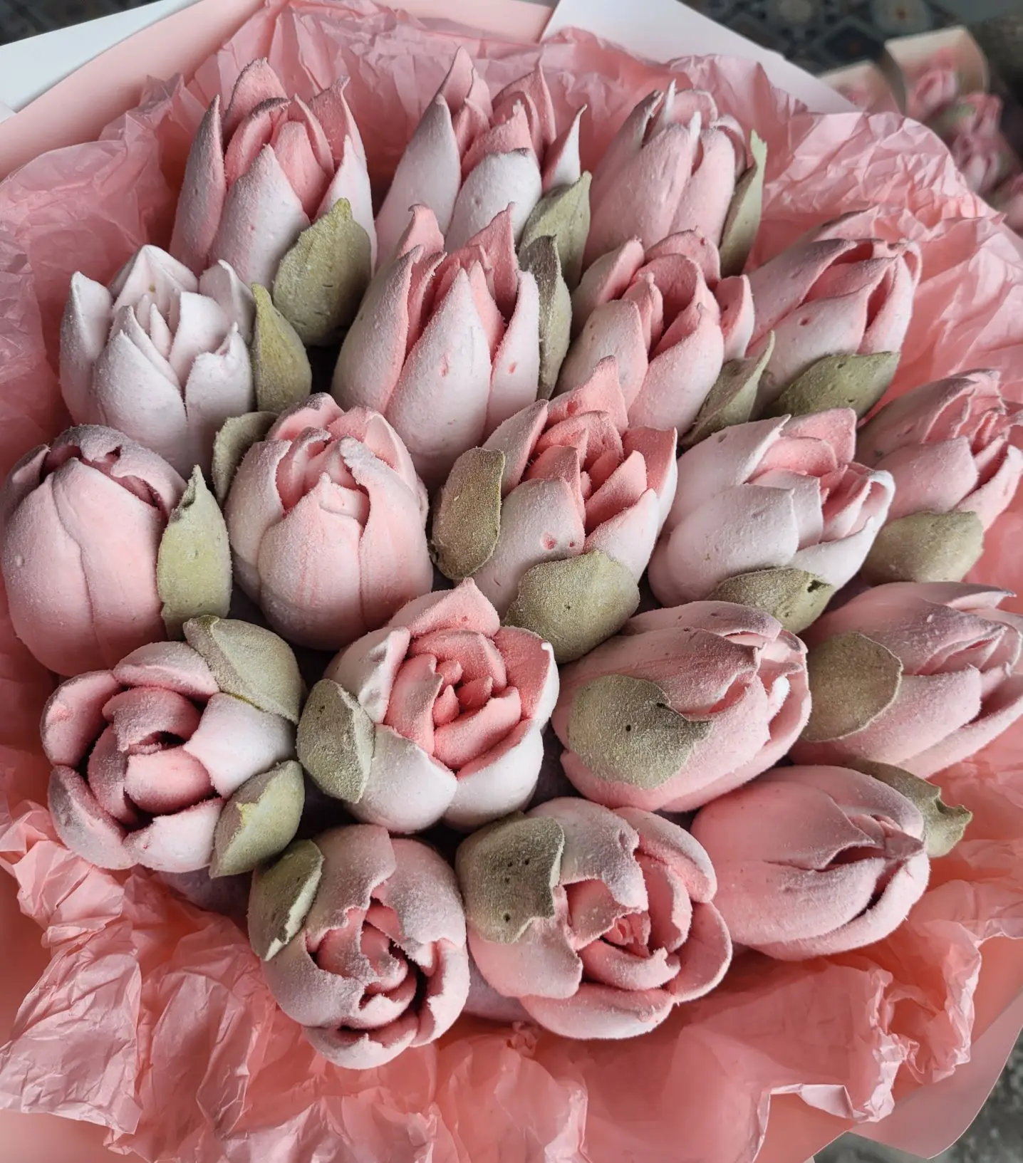 Вчера букеты, сегодня кашпо с зефирными тюльпанами 🌷