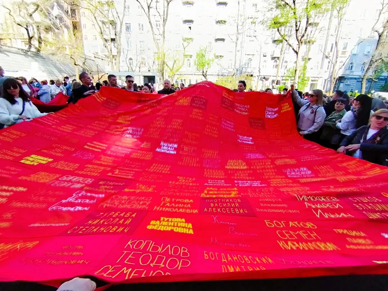 🎥 Память в каждом стежке и в каждом шаге на параде Победы.  В этом году нам выпала честь нести наше 