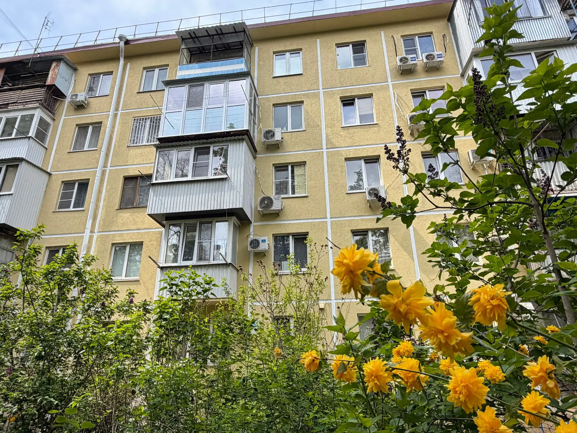 Выехали на объекты капремонта в Краснодаре, где сейчас идут работы.  2-я Пятилетка, дом №6 (фото 1-4