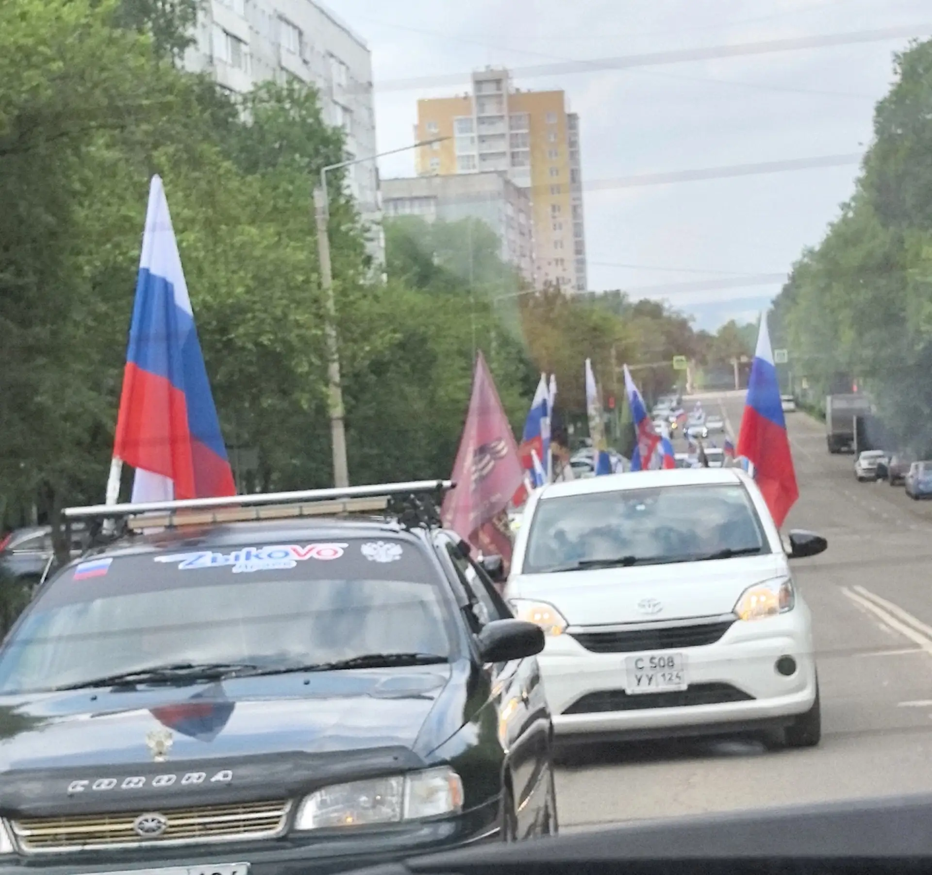 В День России молодёжный центр Сосновоборского муниципального округа организовал автопробег. В мероп