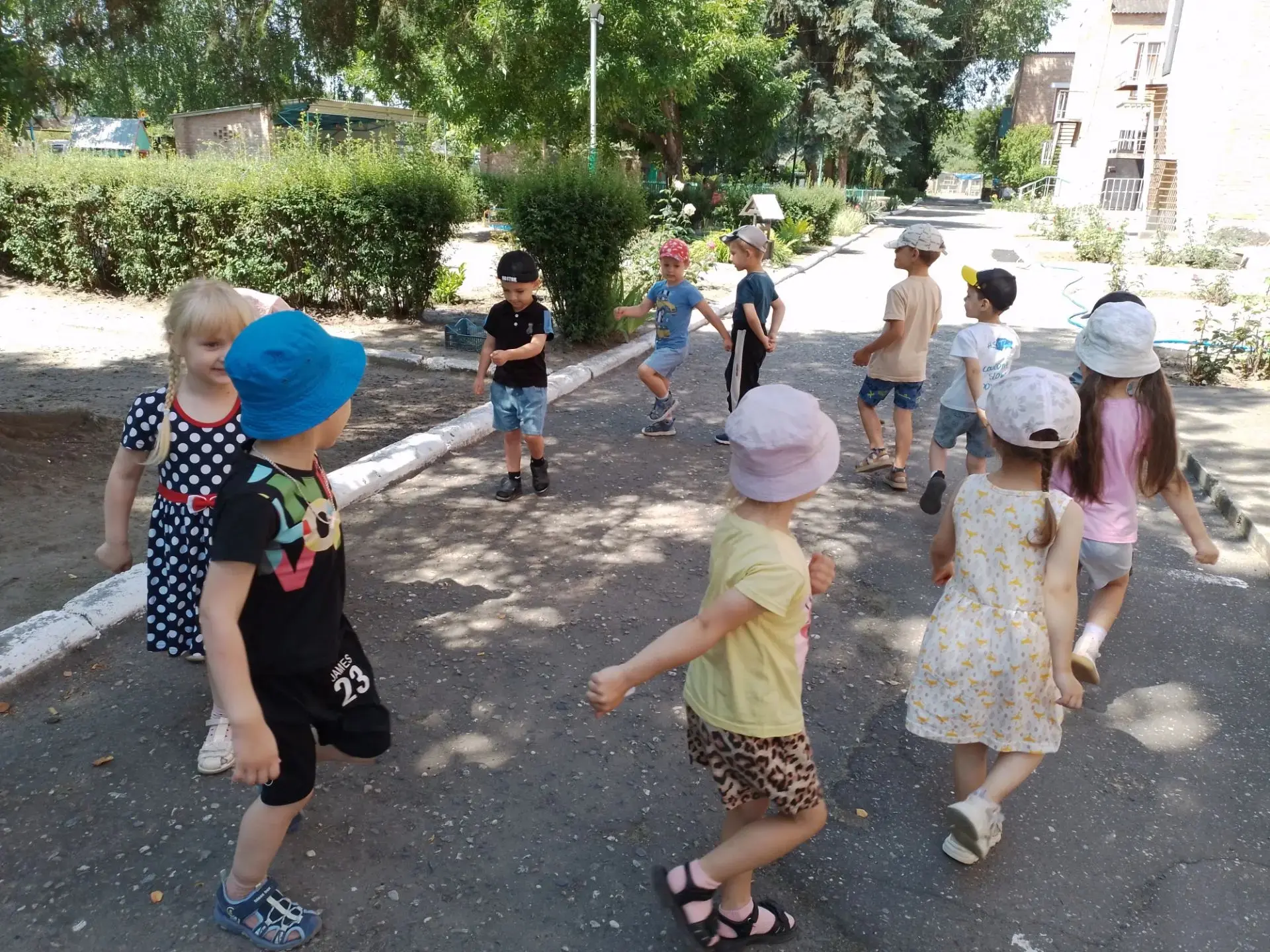 Лето – самое плодотворное время для укрепления здоровья детей, формирования у них привычки к здорово