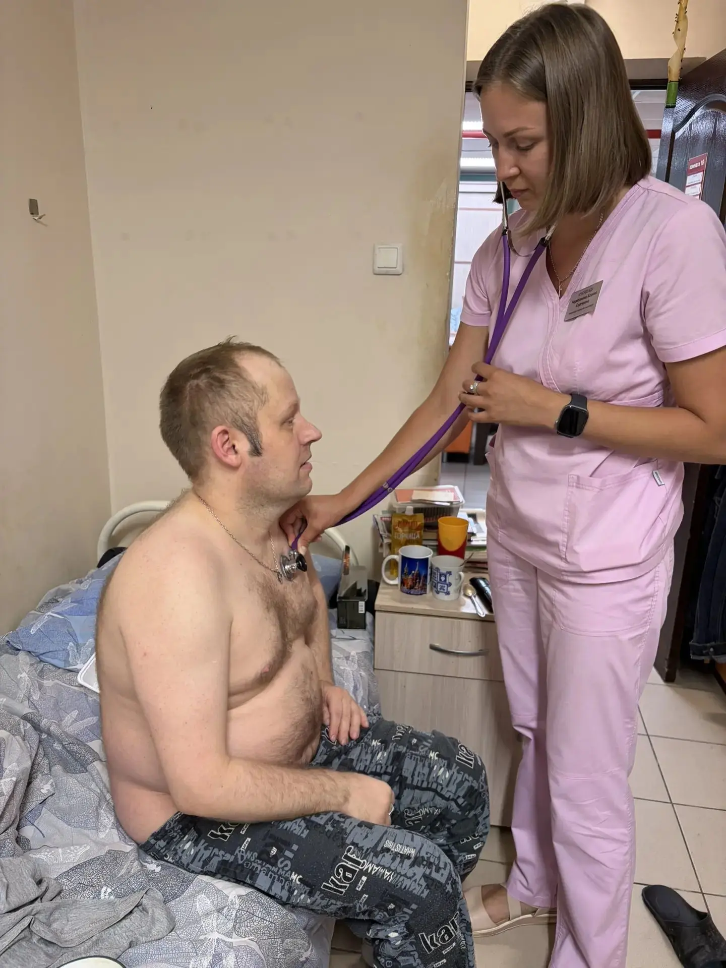 Их рабочий инструмент — не только тонометр, но и доброе слово. 🩺❤️

В Барнаульском доме-интернате у