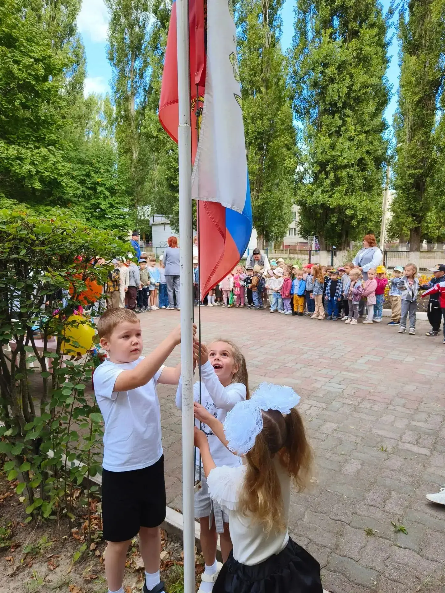 Звонкий смех и шум голосов заполнили в это утро наш детский сад. День знаний — это не п...