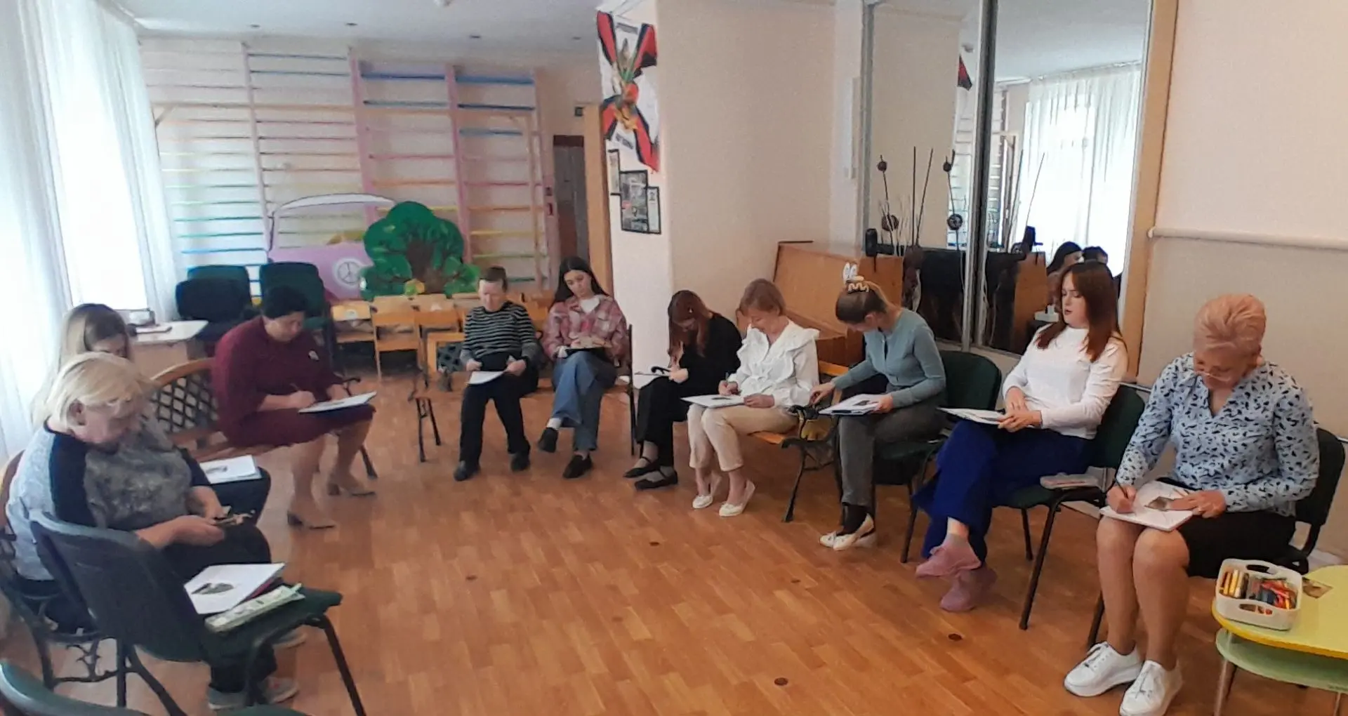 В рамках "Недели психологии" педагог-психолог провела с педагогами тренинговое занятие. Педагоги нах