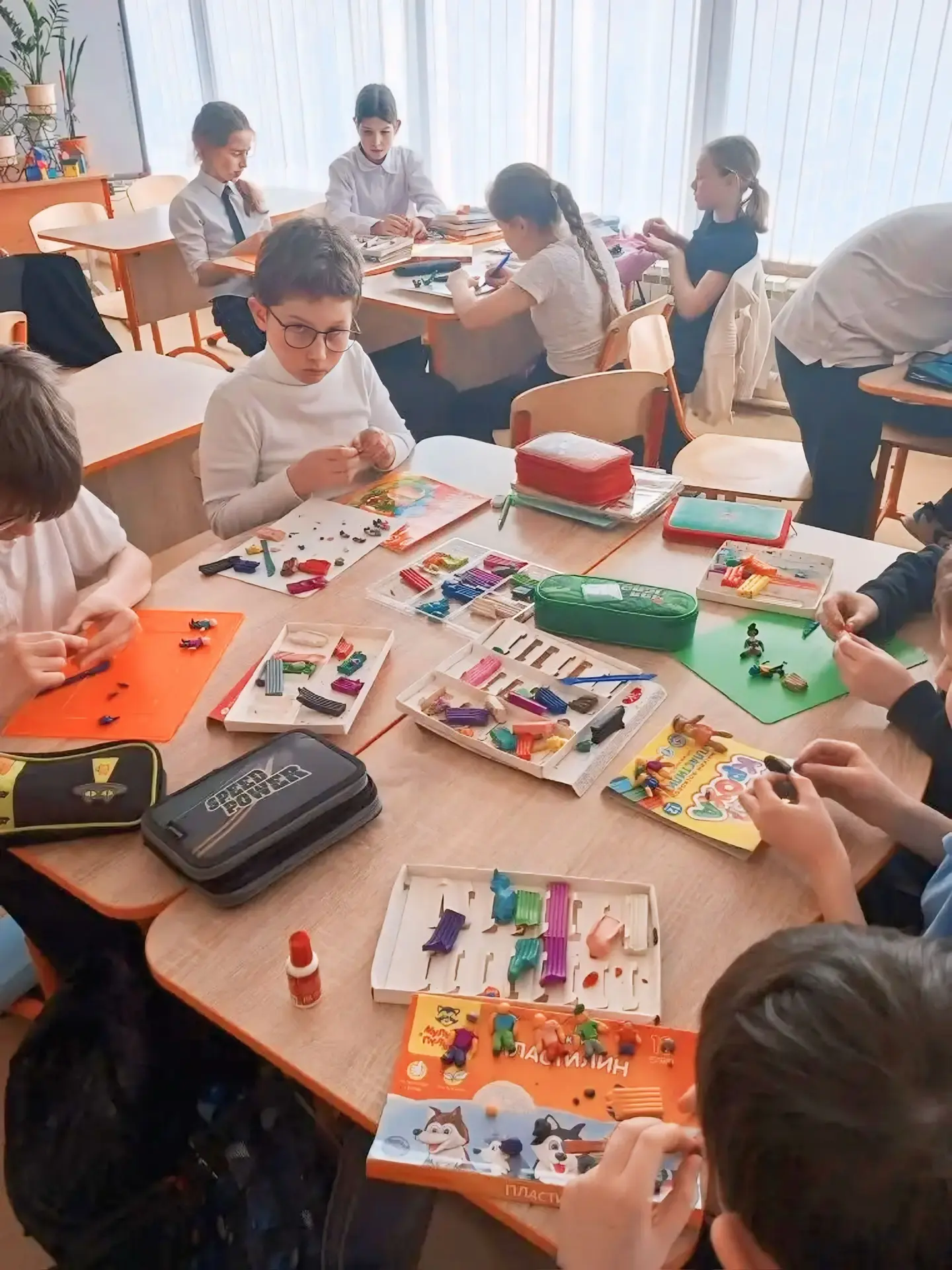 Здравствуйте, дорогие друзья!  В 4 «Г» классе нашей школы вовсю идёт работа над творческим проектом,