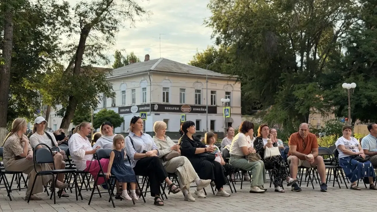 «Ночь кино» с Астракино объединила любителей кино и собрала более 1000 зрителей 🎬✨