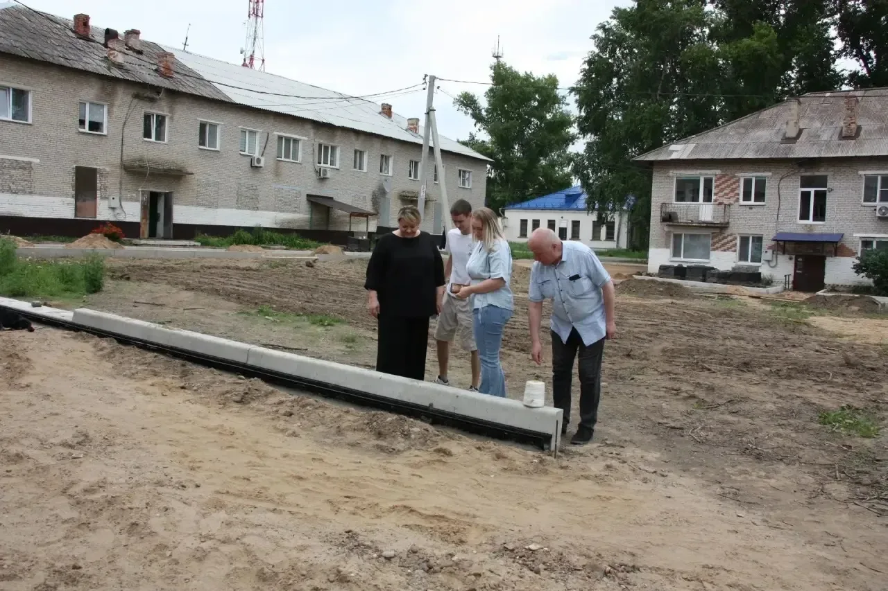Благоустройство дворовой территории в Октябрьском районе набирает обороты

В селе Амурзет продолжает